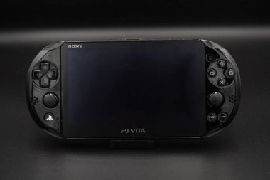 PlayStation Vita taşınabilir konsolu siyah arkaplanlı