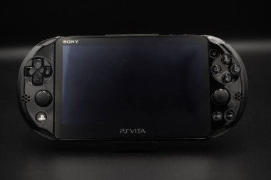 PlayStation Vita taşınabilir konsolu siyah arkaplanlı