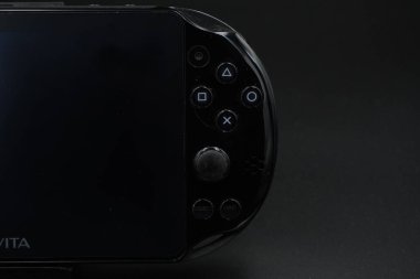 Siyah arkaplan ile Siyah PlayStation Vita konsol düğmeleri