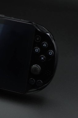 Siyah arkaplan ile Siyah PlayStation Vita konsol düğmeleri