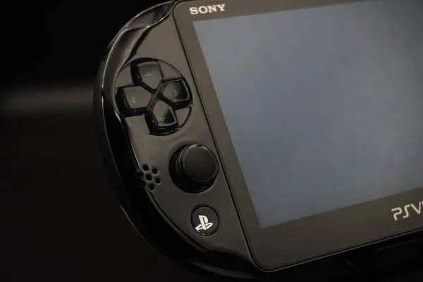 Siyah arkaplan ile Siyah PlayStation Vita konsol düğmeleri
