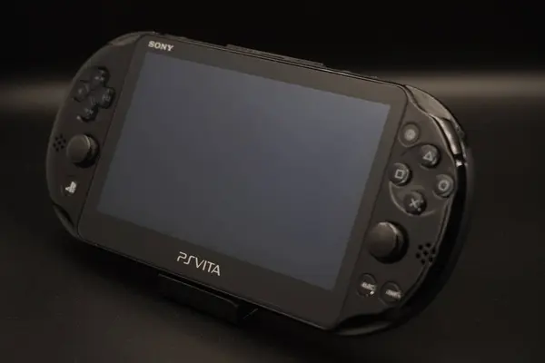 PlayStation Vita taşınabilir konsolu siyah arkaplanlı