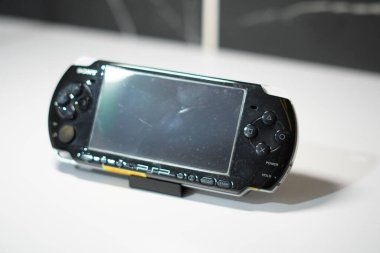 Sony 'den gelen PSP adlı siyah el bilgisayarı oyun konsolu beyaz bir masa üzerinde