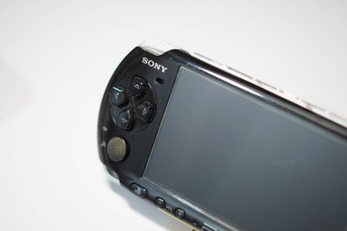 Sony 'den gelen PSP adlı siyah el bilgisayarı oyun konsolu beyaz bir masa üzerinde