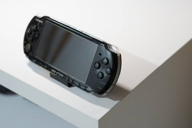 Sony 'den gelen PSP adlı siyah el bilgisayarı oyun konsolu beyaz bir masa üzerinde