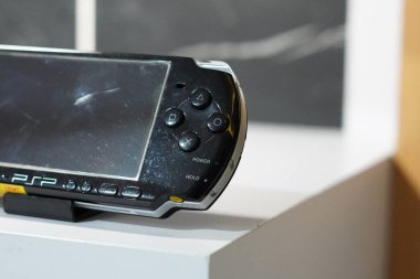 Sony 'den gelen PSP adlı siyah el bilgisayarı oyun konsolu beyaz bir masa üzerinde