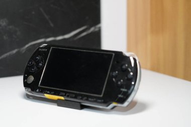Sony 'den gelen PSP adlı siyah el bilgisayarı oyun konsolu beyaz bir masa üzerinde
