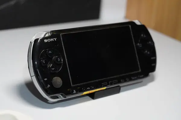 Sony 'den gelen PSP adlı siyah el bilgisayarı oyun konsolu beyaz bir masa üzerinde