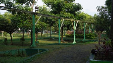 Singha Park Malang 'da artık kullanılmayan ve terk edilmeyen gökyüzü bisikletini takip edin.
