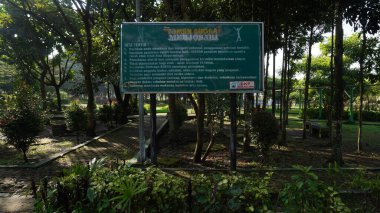 Singha Park, Malang 'daki fitness parkında halka açık spor aletleri kullanma kuralları