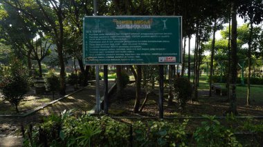 Singha Park, Malang 'daki fitness parkında halka açık spor aletleri kullanma kuralları