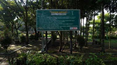 Singha Park, Malang 'daki fitness parkında halka açık spor aletleri kullanma kuralları