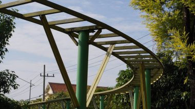 Singha Park Malang 'da artık kullanılmayan ve terk edilmeyen gökyüzü bisikletini takip edin.