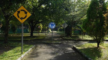 Singha Park Malang 'daki dolambaçlı işaretler çocuklara işaretlerin anlamını öğretmek ve onlara itaat etmek için kullanılır.