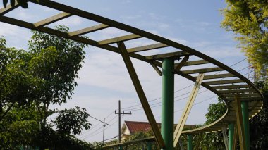 Singha Park Malang 'da artık kullanılmayan ve terk edilmeyen gökyüzü bisikletini takip edin.