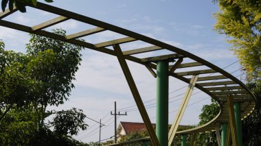 Singha Park Malang 'da artık kullanılmayan ve terk edilmeyen gökyüzü bisikletini takip edin.
