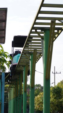 Uzun zamandır çalışmayan ve durdurulan Taman Singha Malang 'da bisiklet sürüşleri. Tren ve raylar da paslı görünüyor.