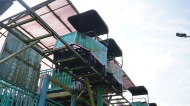 Uzun zamandır çalışmayan ve durdurulan Taman Singha Malang 'da bisiklet sürüşleri. Tren ve raylar da paslı görünüyor.