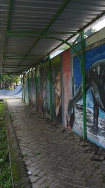 Sabah Singha Park Malang 'ın kaldırımında duvarlarda çeşitli duvar resimleri vardı.