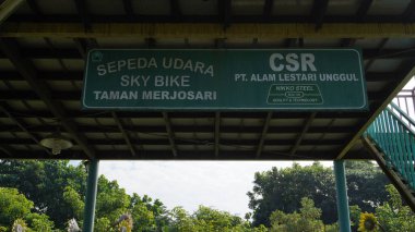 Singha Park Malang 'da uzun zamandır çalışmayan ve ihmal edilmeyen bir gökyüzü bisikleti tabelası.