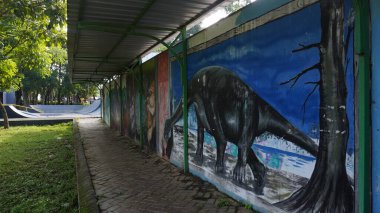 Sabah Singha Park Malang 'ın kaldırımında duvarlarda çeşitli duvar resimleri vardı.