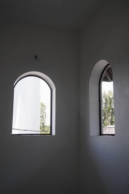 Camlar ya da camsız havalandırma camların merdivenlerinde gün boyunca