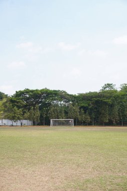 Gün boyunca büyük bir futbol sahasında hedefler