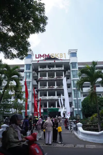 stock image Joint lecture building 1 at the University of Muhammadiyah Malang filled with graduates during the day