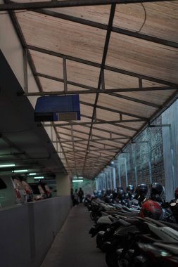 Alışveriş merkezinde insan olmayan sessiz bir otopark.