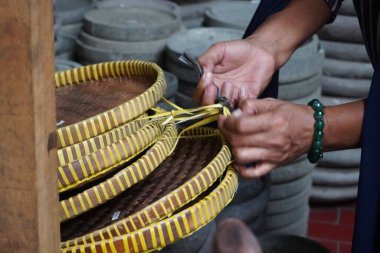 Biri vinci iki eliyle bağlayan ipi açmaya çalışıyordu.