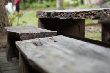 Açık hava yemek masaları ve sandalyeler ahşaptan yapılmıştır ve gün içinde bir kafede doğal bir izlenim bırakırlar.