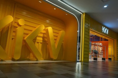 Alışveriş merkezinin içinden kimsenin geçmediği sarı bir dükkanın girişi.