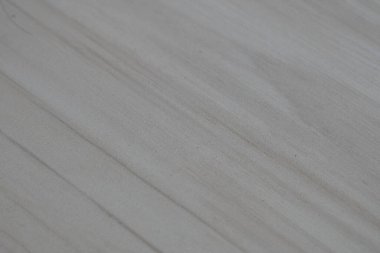 Krem rengi ahşap çizgileri olan koyu bir arka plan.