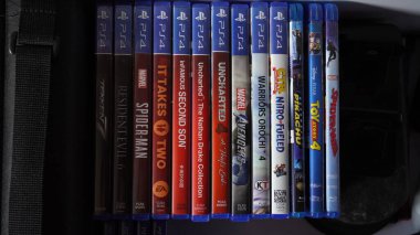 Çekmecede düzenlenmiş Playstation 4 fiziksel oyun ve blu-ray diskleri