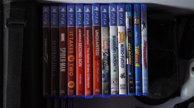 Çekmecede düzenlenmiş Playstation 4 fiziksel oyun ve blu-ray diskleri