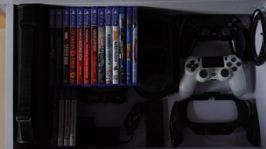 PlayStation oyunları oynamak için aksesuarları içeren bir çekmece