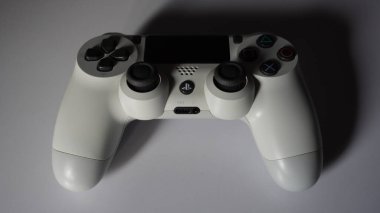 Gölgesi ile Beyaz PlayStation 4 denetleyici