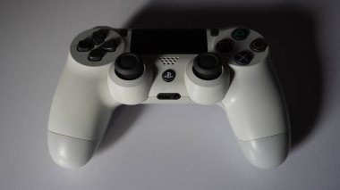Gölgesi ile Beyaz PlayStation 4 denetleyici