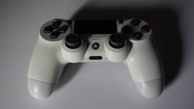Gölgesi ile Beyaz PlayStation 4 denetleyici