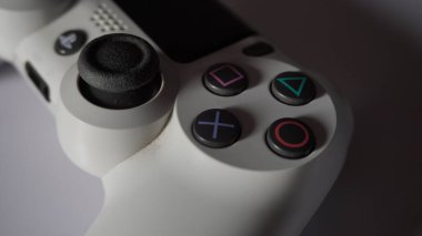  Beyaz bir Playstation 4 denetleyicisinde eylem düğmesi ve sağ analog
