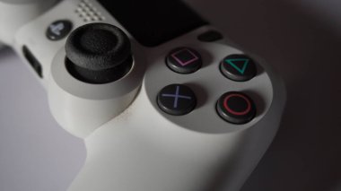  Beyaz bir Playstation 4 denetleyicisinde eylem düğmesi ve sağ analog