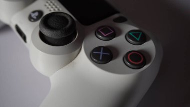  Beyaz bir Playstation 4 denetleyicisinde eylem düğmesi ve sağ analog