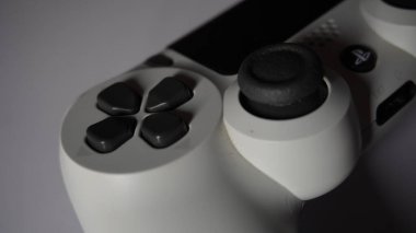 Beyaz PlayStation 4 denetleyici d-pad düğmesi ve sol analog