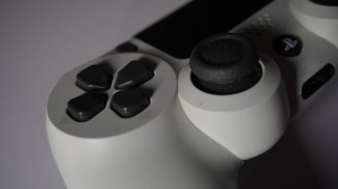 Beyaz PlayStation 4 denetleyici d-pad düğmesi ve sol analog