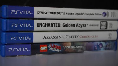 Düzgünce düzenlenmiş PlayStation Vita oyun çantaları yığını