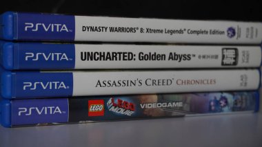 Düzgünce düzenlenmiş PlayStation Vita oyun çantaları yığını