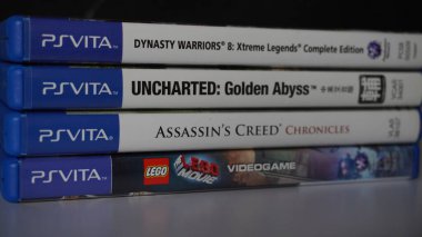 Düzgünce düzenlenmiş PlayStation Vita oyun çantaları yığını