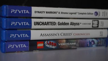 Düzgünce düzenlenmiş PlayStation Vita oyun çantaları yığını