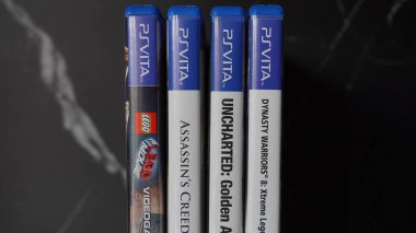 Ayakta ayarlanmış dört PlayStation Vita oyunu