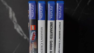 Ayakta ayarlanmış dört PlayStation Vita oyunu